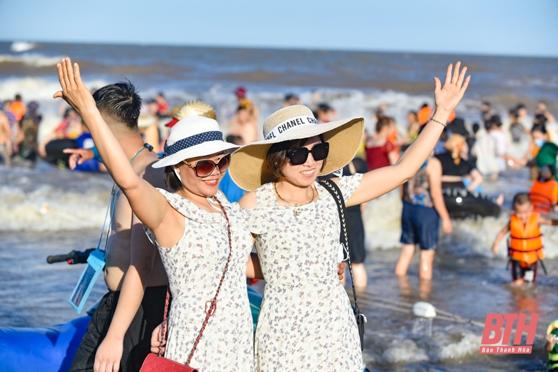 Nắng nóng, bãi biển Sầm Sơn đông nghịt người về tắm mát giải nhiệt