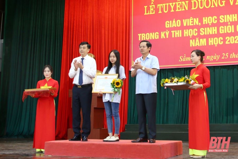 TP Sầm Sơn tuyên dương và trao thưởng cho học sinh giỏi cấp Quốc gia, cấp tỉnh năm học 2021-2022