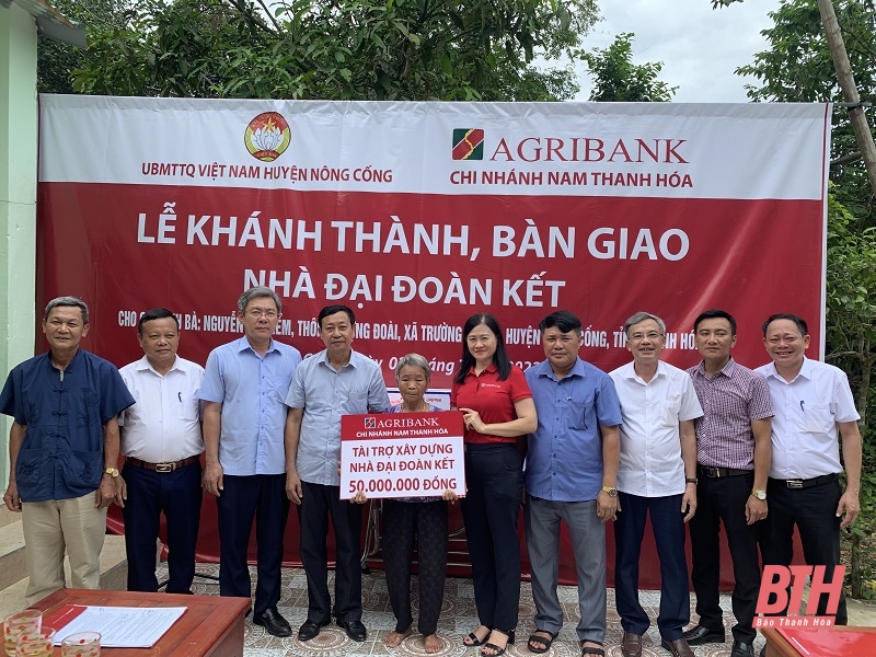 Agribank Nam Thanh Hóa bàn giao nhà đại đoàn kết cho hộ nghèo tại huyện Nông Cống