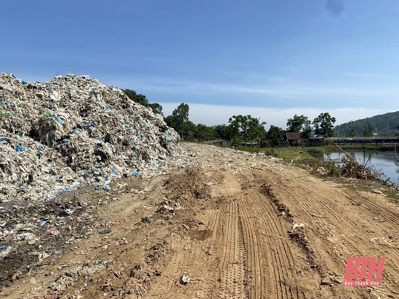 Phớt lờ chỉ đạo, bãi rác tự phát vẫn tồn tại trên bờ đê sông Cung, xã Hoằng Ngọc