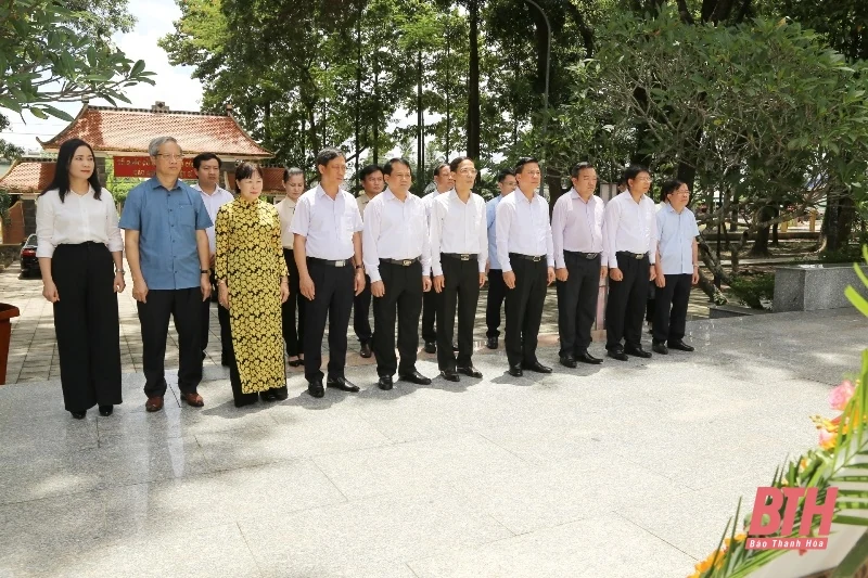 Đồng chí Bí thư Tỉnh ủy Đỗ Trọng Hưng viếng các Anh hùng liệt sĩ tại các nghĩa trang TP Cần Thơ, tỉnh Hậu Giang và Tây Ninh