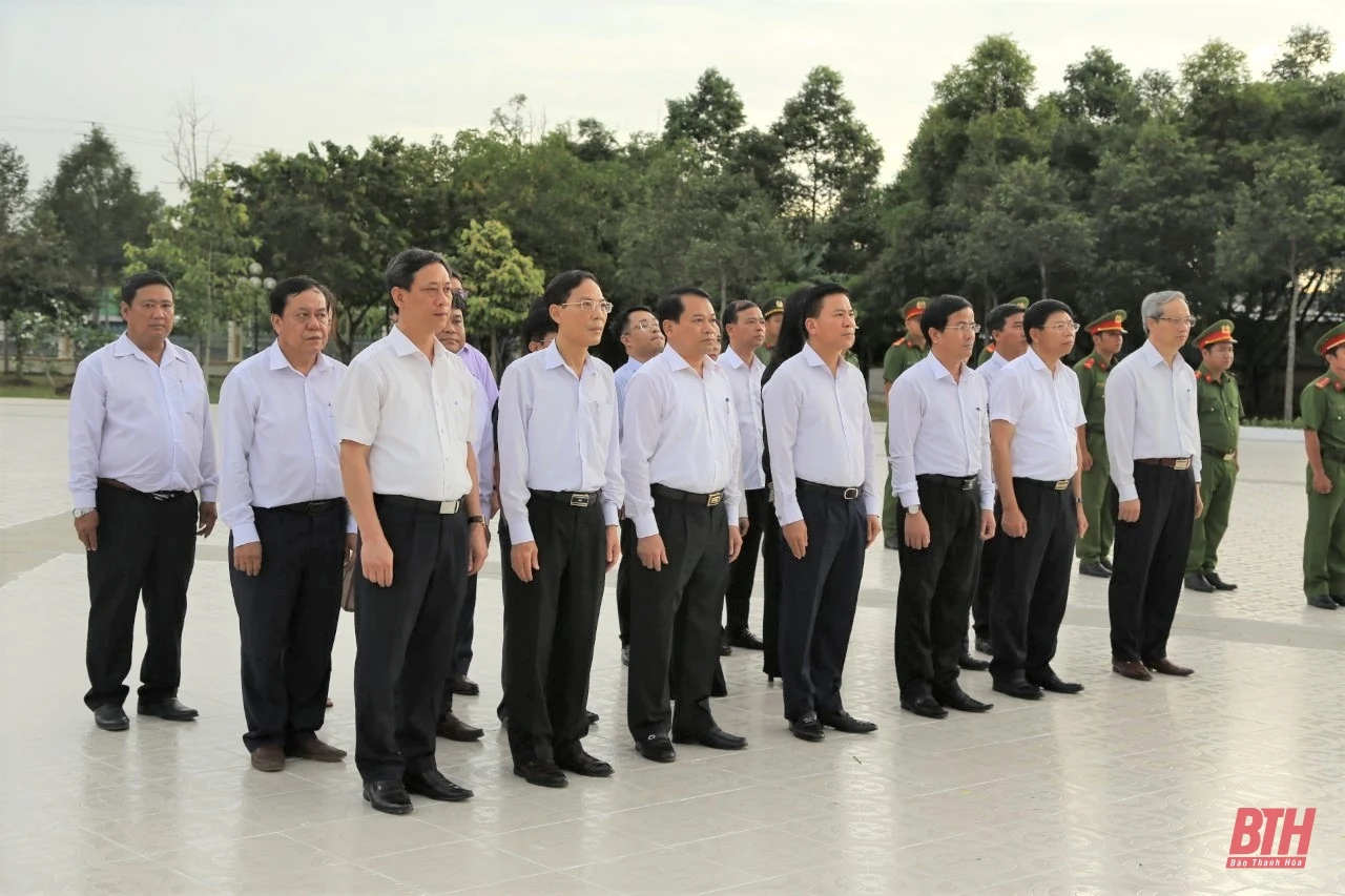 Đồng chí Bí thư Tỉnh ủy Đỗ Trọng Hưng viếng các Anh hùng liệt sĩ tại các nghĩa trang TP Cần Thơ, tỉnh Hậu Giang và Tây Ninh