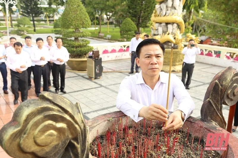 Đồng chí Bí thư Tỉnh ủy Đỗ Trọng Hưng viếng các Anh hùng liệt sĩ tại các nghĩa trang TP Cần Thơ, tỉnh Hậu Giang và Tây Ninh