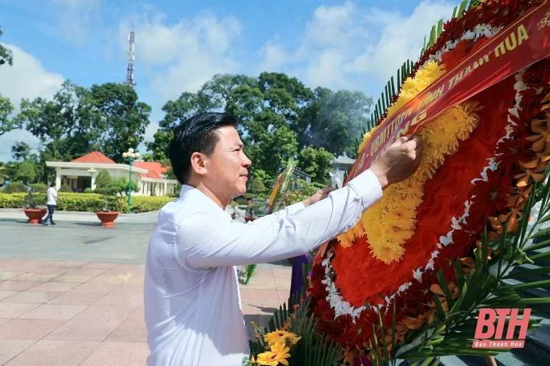 Đồng chí Bí thư Tỉnh ủy Đỗ Trọng Hưng viếng các Anh hùng liệt sĩ tại các nghĩa trang TP Cần Thơ, tỉnh Hậu Giang và Tây Ninh