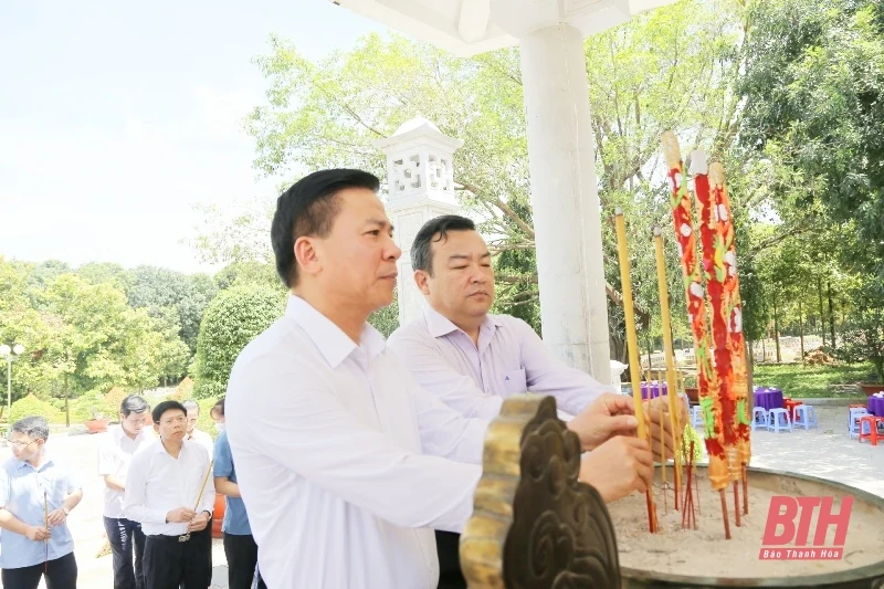 Đồng chí Bí thư Tỉnh ủy Đỗ Trọng Hưng viếng các Anh hùng liệt sĩ tại các nghĩa trang TP Cần Thơ, tỉnh Hậu Giang và Tây Ninh