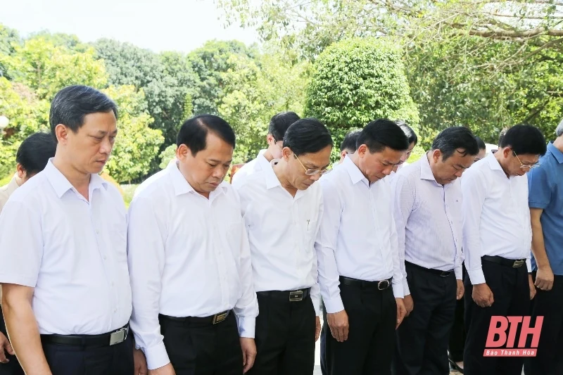 Đồng chí Bí thư Tỉnh ủy Đỗ Trọng Hưng viếng các Anh hùng liệt sĩ tại các nghĩa trang TP Cần Thơ, tỉnh Hậu Giang và Tây Ninh