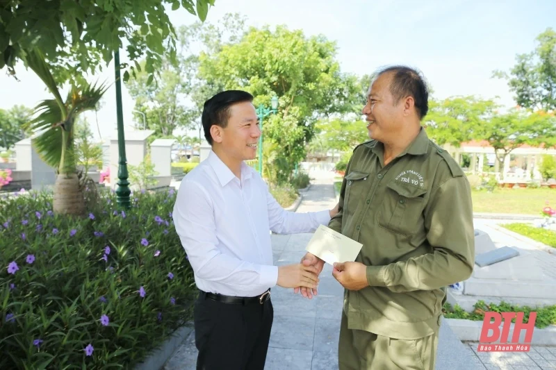 Đồng chí Bí thư Tỉnh ủy Đỗ Trọng Hưng viếng các Anh hùng liệt sĩ tại các nghĩa trang TP Cần Thơ, tỉnh Hậu Giang và Tây Ninh