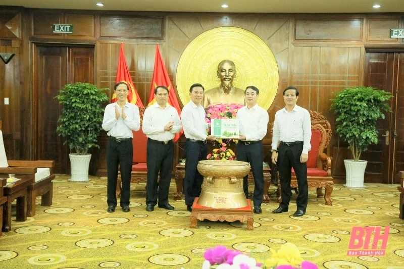 Đồng chí Bí thư Tỉnh ủy Đỗ Trọng Hưng viếng các Anh hùng liệt sĩ tại các nghĩa trang TP Cần Thơ, tỉnh Hậu Giang và Tây Ninh