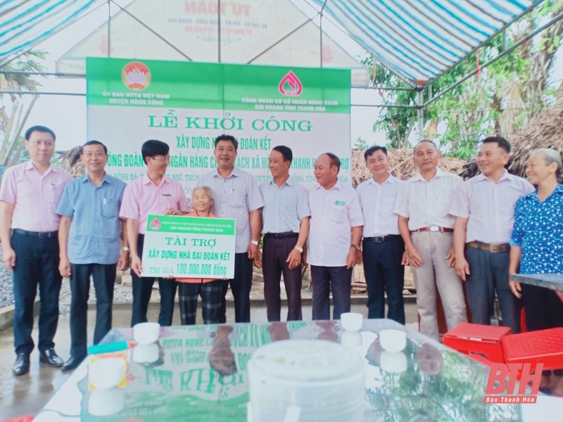 NHCSXH Thanh Hóa ủng hộ 100 triệu đồng xây dựng nhà đại đoàn kết tại huyện Nông Cống