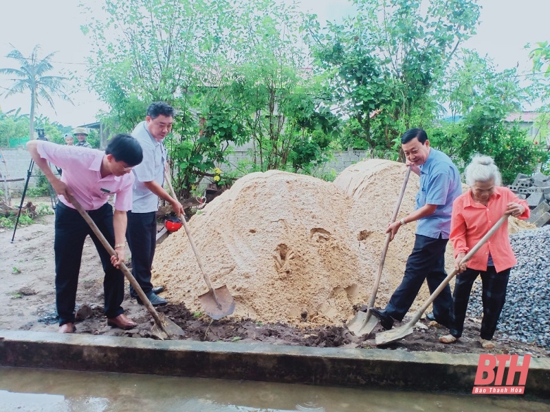 NHCSXH Thanh Hóa ủng hộ 100 triệu đồng xây dựng nhà đại đoàn kết tại huyện Nông Cống