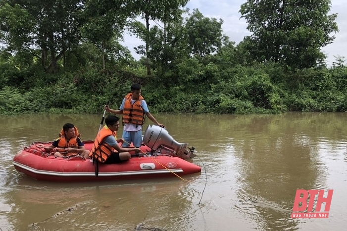 Triển khai lực lượng, phương tiện tìm kiếm nạn nhân đuối nước trên sông Hoàng Giang