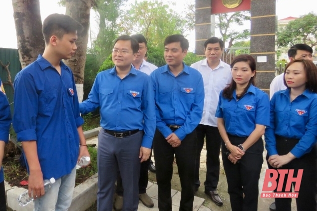 Bí thư thứ nhất Trung ương Đoàn Nguyễn Anh Tuấn tặng quà đội hình tiếp sức mùa thi tại Thanh Hóa