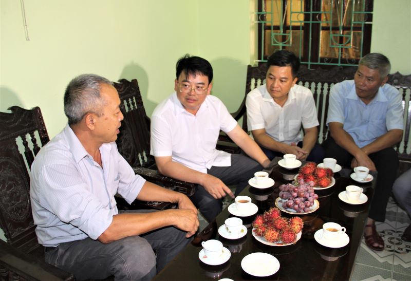 Trưởng Ban Quản lý Khu Kinh tế Nghi Sơn và các Khu công nghiệp tỉnh thăm, tặng quà gia đình chính sách