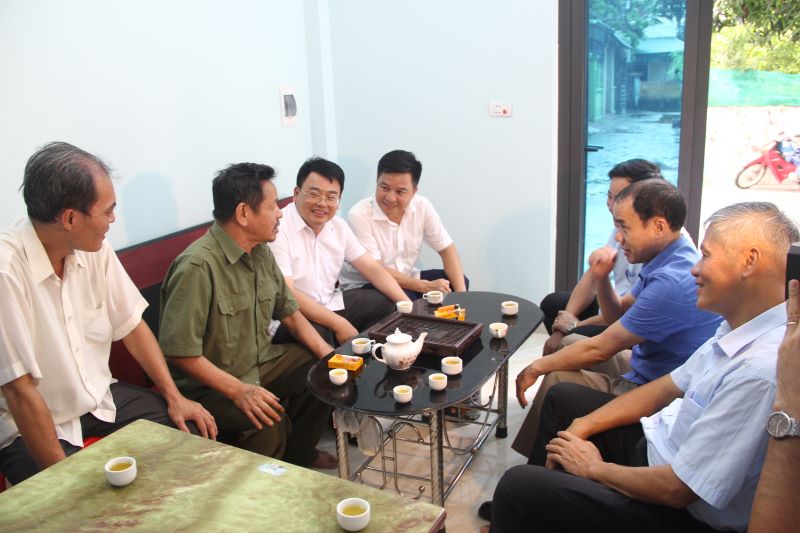 Trưởng Ban Quản lý Khu Kinh tế Nghi Sơn và các Khu công nghiệp tỉnh thăm, tặng quà gia đình chính sách