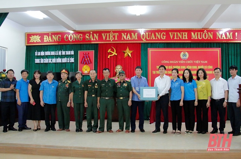 Phó Chủ tịch Tổng LĐLĐ Việt Nam Ngọ Duy Hiểu thăm, tặng quà tại Trung tâm chăm sóc, nuôi dưỡng người có công Thanh Hóa
