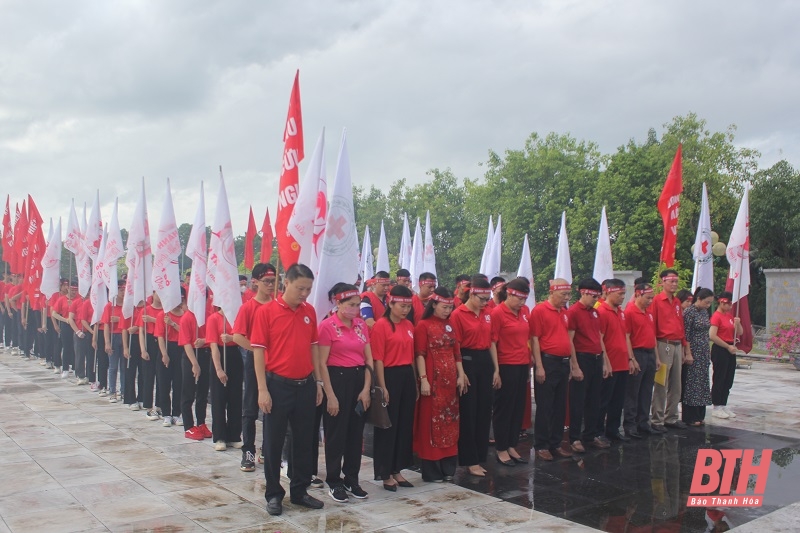 Ban Chỉ đạo vận động hiến máu tình nguyện tỉnh dâng hương tại Nghĩa trang liệt sĩ Hàm Rồng