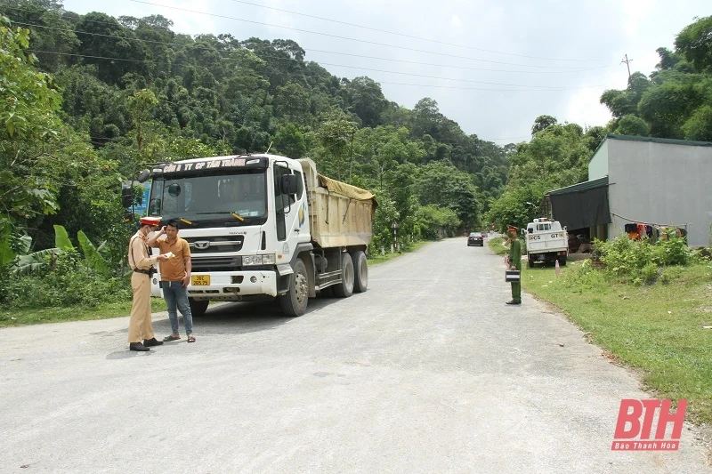 Công an huyện Mường Lát tăng cường xử lý vi phạm nồng độ cồn