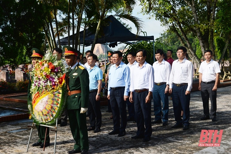 Phó Chủ tịch Thường trực UBND tỉnh Nguyễn Văn Thi viếng Nghĩa trang liệt sỹ huyện Hà Trung và thăm, tặng quà đối tượng chính sách