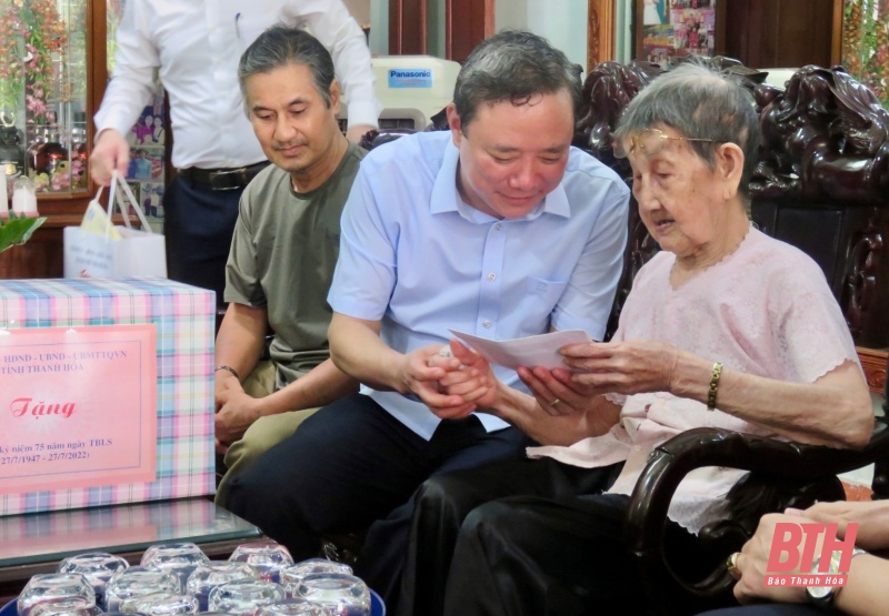 Bí thư Thành uỷ TP Thanh Hoá Lê Anh Xuân viếng nghĩa trang liệt sỹ và thăm, tặng quà gia đình chính sách phường Đông Cương