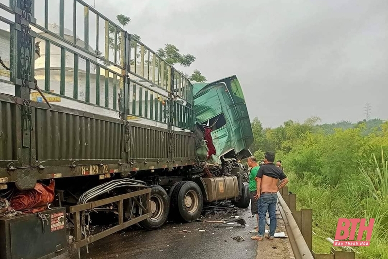 Xe khách va chạm với xe tải đầu kéo, tài xế xe khách tử vong