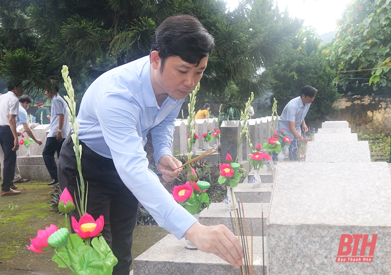 Chủ nhiệm Ủy ban Kiểm tra Tỉnh ủy Lê Quang Hùng viếng nghĩa trang liệt sĩ và thăm, tặng quà gia đình chính sách huyện Cẩm Thuỷ