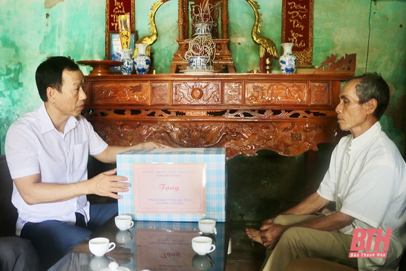Chủ nhiệm Ủy ban Kiểm tra Tỉnh ủy Lê Quang Hùng viếng nghĩa trang liệt sĩ và thăm, tặng quà gia đình chính sách huyện Cẩm Thuỷ