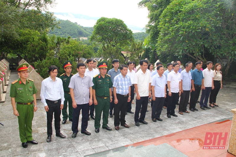 Trưởng ban Tuyên giáo Tỉnh ủy Đào Xuân Yên viếng nghĩa trang liệt sỹ và thăm, tặng quà gia đình chính sách huyện Lang Chánh