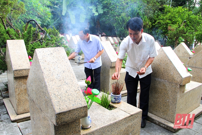 Trưởng ban Tuyên giáo Tỉnh ủy Đào Xuân Yên viếng nghĩa trang liệt sỹ và thăm, tặng quà gia đình chính sách huyện Lang Chánh