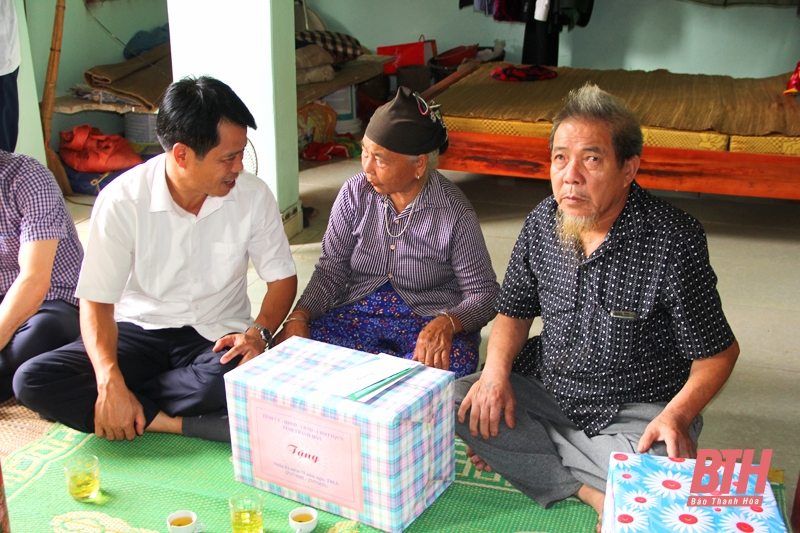 Trưởng ban Tuyên giáo Tỉnh ủy Đào Xuân Yên viếng nghĩa trang liệt sỹ và thăm, tặng quà gia đình chính sách huyện Lang Chánh