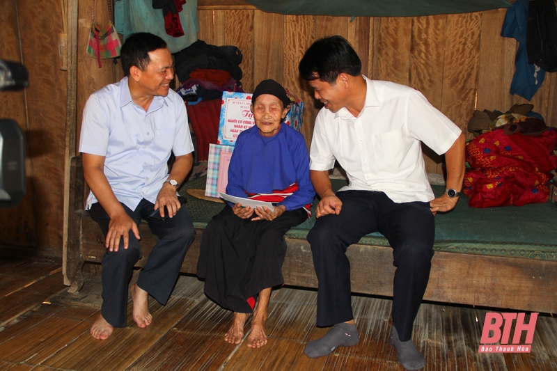 Trưởng ban Tuyên giáo Tỉnh ủy Đào Xuân Yên viếng nghĩa trang liệt sỹ và thăm, tặng quà gia đình chính sách huyện Lang Chánh