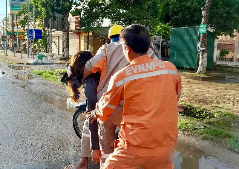 Công nhân Điện lực cứu người bị tai nạn giao thông