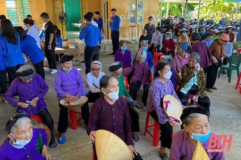 300 người có hoàn cảnh khó khăn ở huyện Nông Cống được khám, cấp thuốc miễn phí