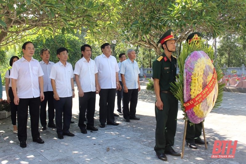 Trưởng ban Tuyên giáo Tỉnh uỷ Đào Xuân Yên viếng nghĩa trang liệt sĩ và thăm, tặng quà đối tượng chính sách huyện Nông Cống