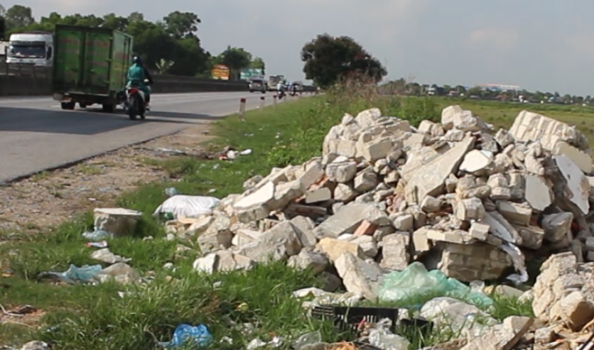 Cần chấn chỉnh tình trạng đổ phế thải trên tuyến đường tránh TP Thanh Hóa
