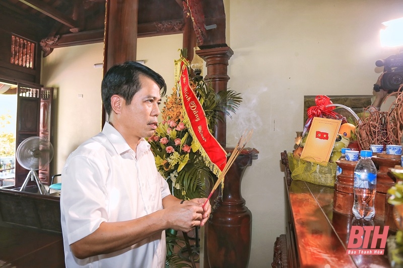 Phó Bí thư Tỉnh ủy Trịnh Tuấn Sinh dâng hoa, dâng hương tưởng niệm đồng chí Nguyễn Doãn Chấp