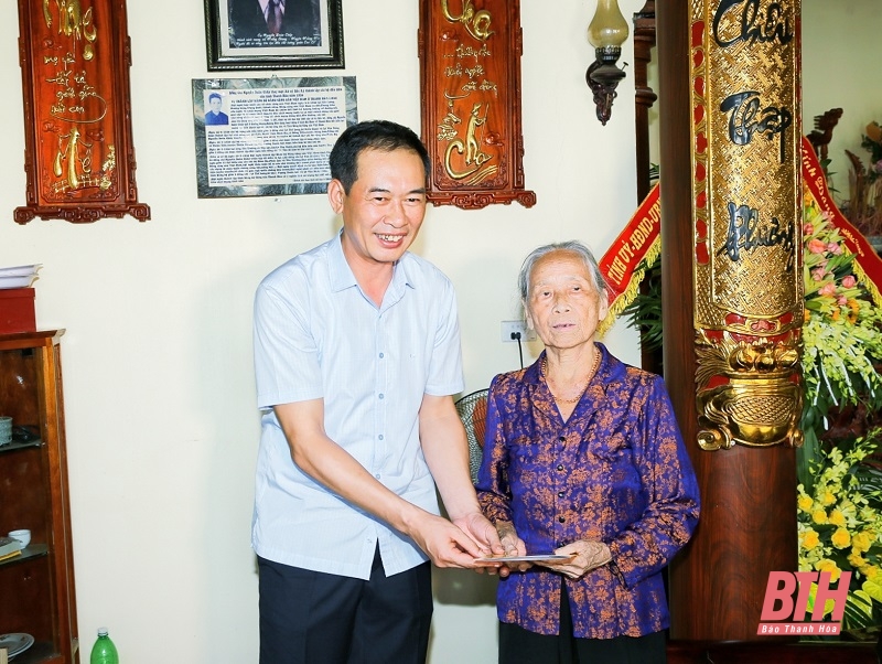 Phó Bí thư Tỉnh ủy Trịnh Tuấn Sinh dâng hoa, dâng hương tưởng niệm đồng chí Nguyễn Doãn Chấp