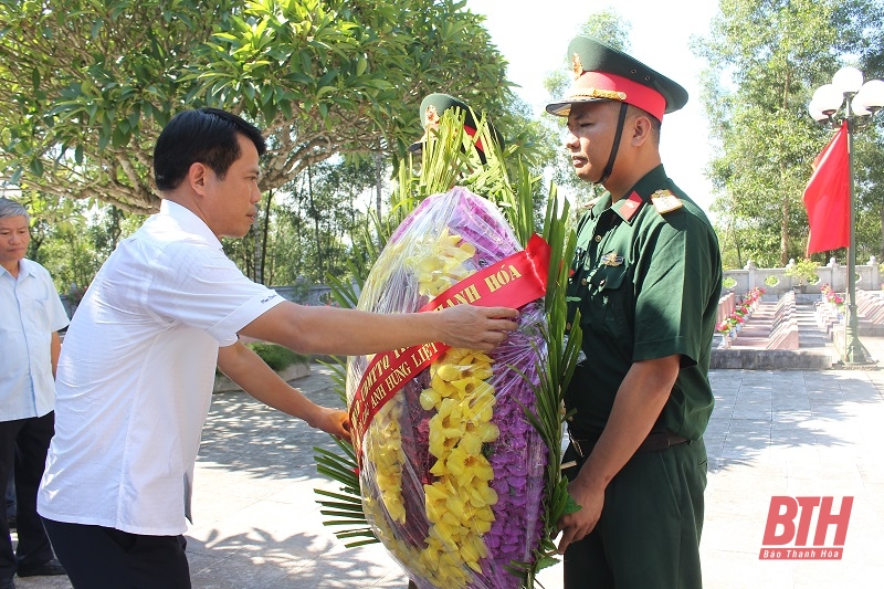 Trưởng ban Tuyên giáo Tỉnh uỷ Đào Xuân Yên viếng nghĩa trang liệt sĩ và thăm, tặng quà đối tượng chính sách huyện Nông Cống