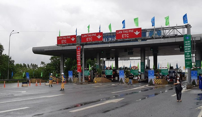 Từ hôm nay, dán thẻ thu phí tự động sẽ phải trả phí
