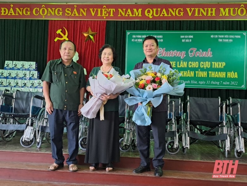 Trao xe lăn cho cựu TNXP có hoàn cảnh khó khăn ở tỉnh Thanh Hóa