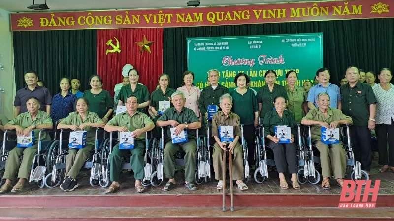 Trao xe lăn cho cựu TNXP có hoàn cảnh khó khăn ở tỉnh Thanh Hóa