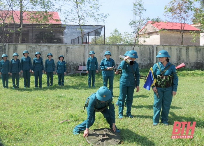 Trung đội nữ dân quân trên thao trường huấn luyện
