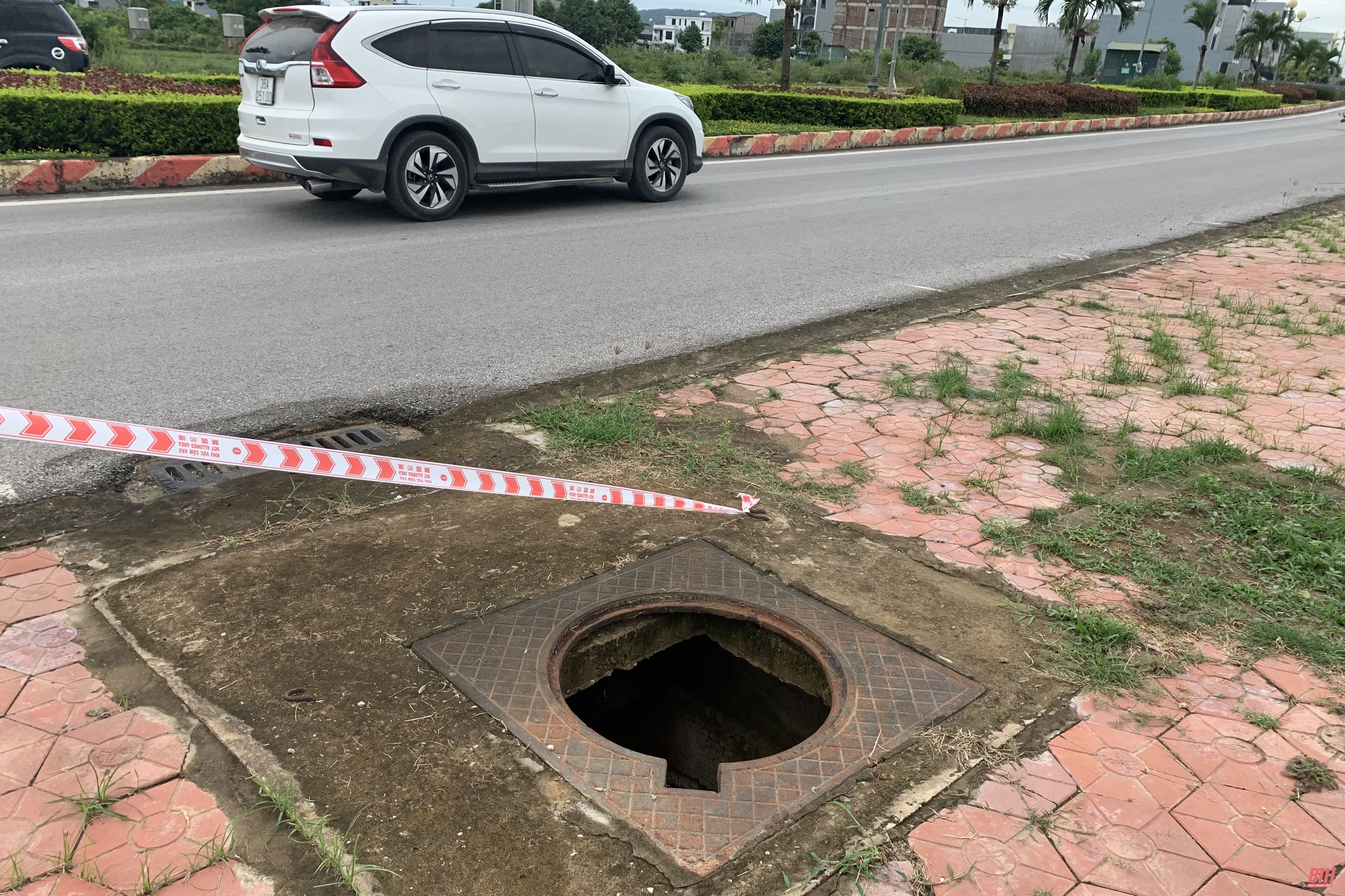 Những chiếc nắp cống bị “bốc hơi” tiềm ẩn nguy cơ tai nạn