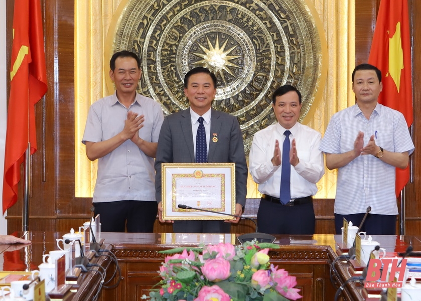 Trao tặng Huy hiệu Đảng cho đồng chí Bí thư Tỉnh ủy Đỗ Trọng Hưng và các đồng chí nguyên lãnh đạo tỉnh