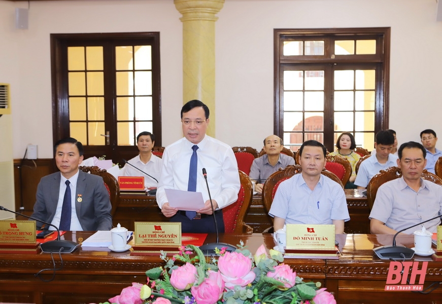 Trao tặng Huy hiệu Đảng cho đồng chí Bí thư Tỉnh ủy Đỗ Trọng Hưng và các đồng chí nguyên lãnh đạo tỉnh