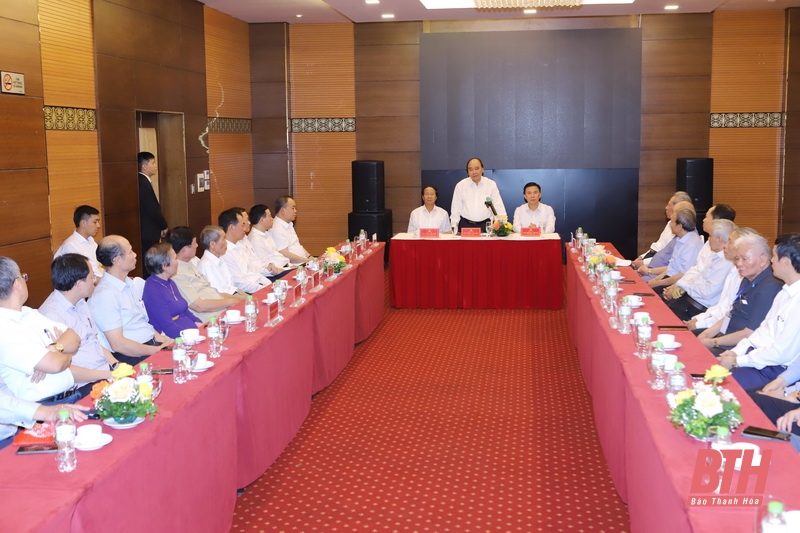 Chủ tịch nước Nguyễn Xuân Phúc gặp mặt thân mật các đồng chí nguyên lãnh đạo tỉnh Thanh Hóa qua các thời kỳ
