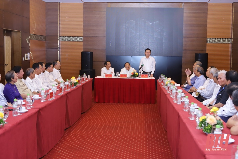 Chủ tịch nước Nguyễn Xuân Phúc gặp mặt thân mật các đồng chí nguyên lãnh đạo tỉnh Thanh Hóa qua các thời kỳ