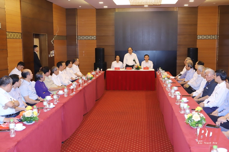 Chủ tịch nước Nguyễn Xuân Phúc gặp mặt thân mật các đồng chí nguyên lãnh đạo tỉnh Thanh Hóa qua các thời kỳ