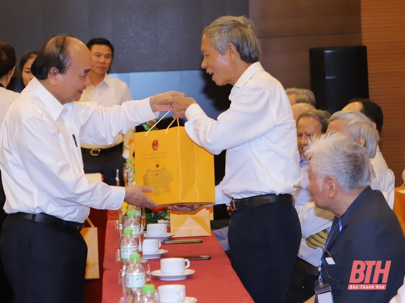 Chủ tịch nước Nguyễn Xuân Phúc gặp mặt thân mật các đồng chí nguyên lãnh đạo tỉnh Thanh Hóa qua các thời kỳ
