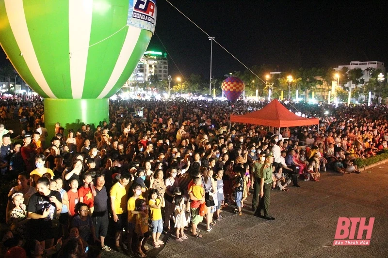 Rực rỡ “Đêm hoa đăng khinh khí cầu” tại TP Thanh Hóa