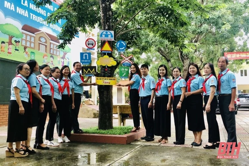 Món quà quý đầu năm học từ những cựu tổng phụ trách đội